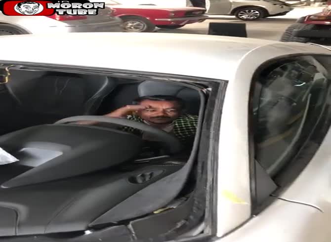 Video :R&eacute;gis shuts a sports car's gullwing door